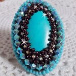Turquoise ring geborduurd met een Turquoise cabochon, PureCrystal tolletjes en rocailles